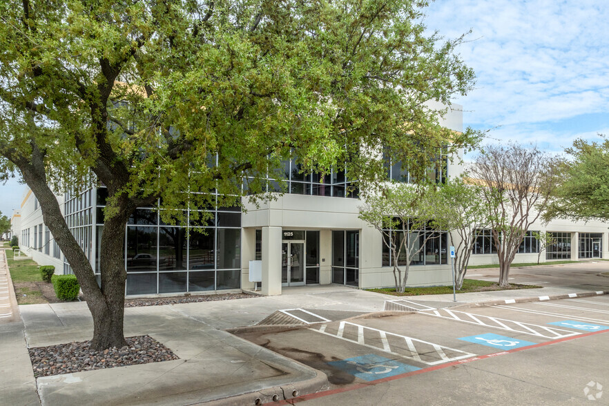 1125 E Collins Blvd, Richardson, TX à louer - Photo de l’immeuble – Image 2 sur 6