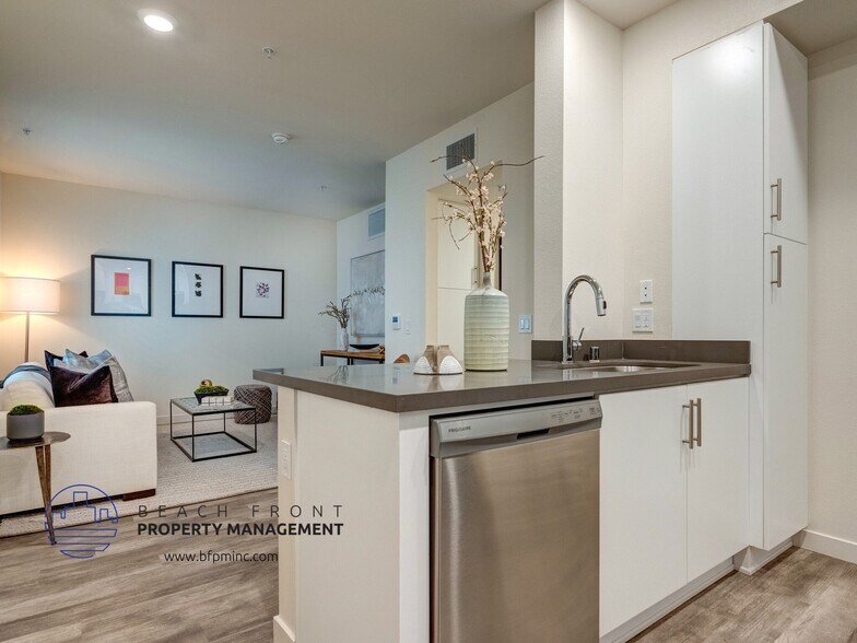 1249 W 39th Plz, Los Angeles, CA à vendre - Photo principale – Image 2 sur 27