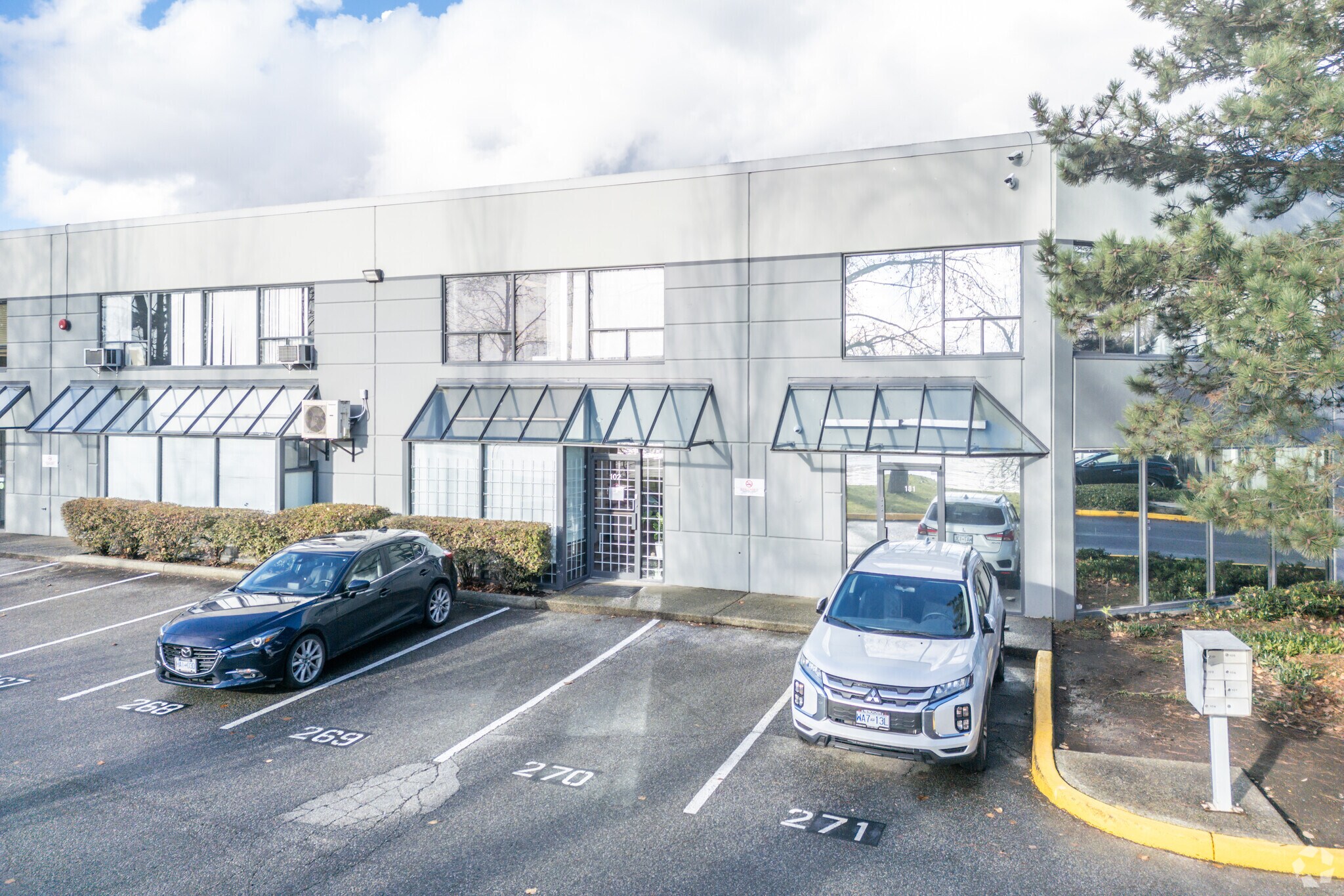 334 E Kent Ave S, Vancouver, BC à louer Photo de l’immeuble– Image 1 sur 5