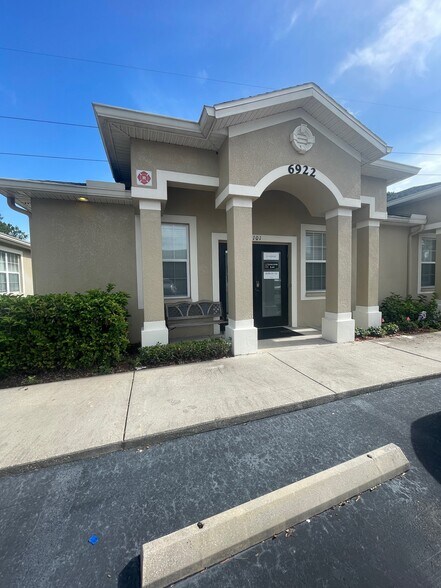 6922 Linebaugh Ave, Tampa, FL à louer - Photo de l’immeuble – Image 2 sur 11