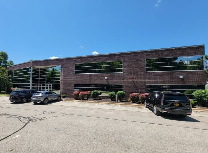 8575 W Forest Home Ave, Greenfield, WI à louer - Photo de l’immeuble – Image 2 sur 12