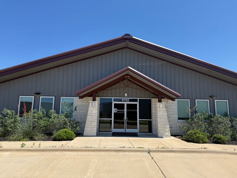 6102 Imperial Loop, College Station, TX à louer - Photo de l’immeuble – Image 1 sur 11