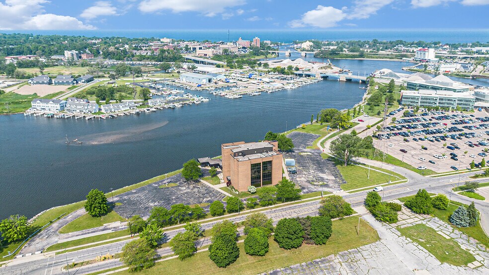 400 Riverview Dr, Benton Harbor, MI à vendre - Photo de l’immeuble – Image 2 sur 23