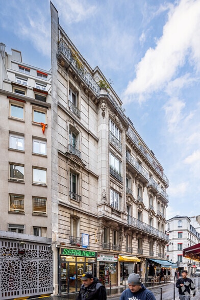 28 Rue De Ponthieu, Paris à louer - Photo de l’immeuble – Image 2 sur 6