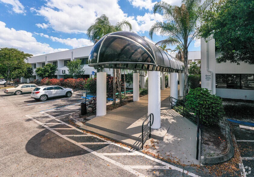 4300 N University Dr, Lauderhill, FL à louer - Photo de l’immeuble – Image 3 sur 13