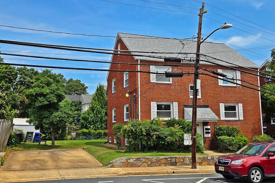 2605 N Pershing Dr, Arlington, VA à vendre - Photo principale – Image 1 sur 18