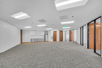 1301 Dove St, Newport Beach, CA à louer Photo de l’immeuble– Image 2 sur 3