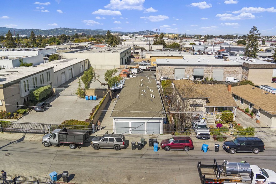 757 Warrington Ave, Redwood City, CA à vendre - Photo de l’immeuble – Image 2 sur 12