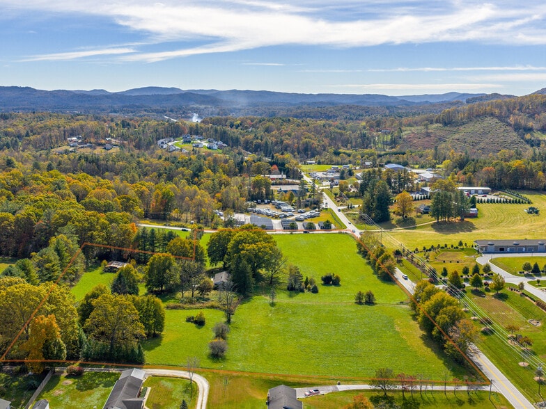 5620 Old Haywood Rd, Mills River, NC à vendre - Photo principale – Image 1 sur 11