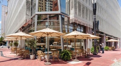 222 NE 1st Ave, Miami, FL à louer Photo de l’immeuble– Image 1 sur 4