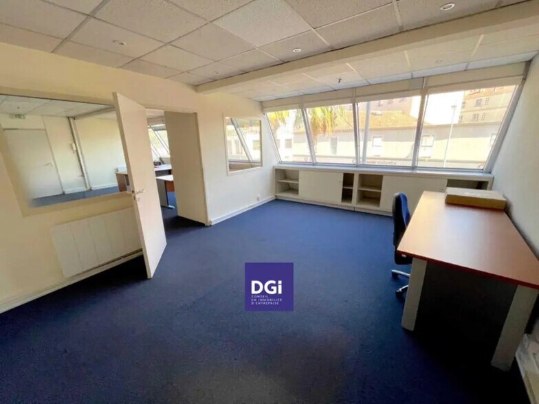 Bureau dans Nîmes à vendre - Photo de l’immeuble – Image 3 sur 6