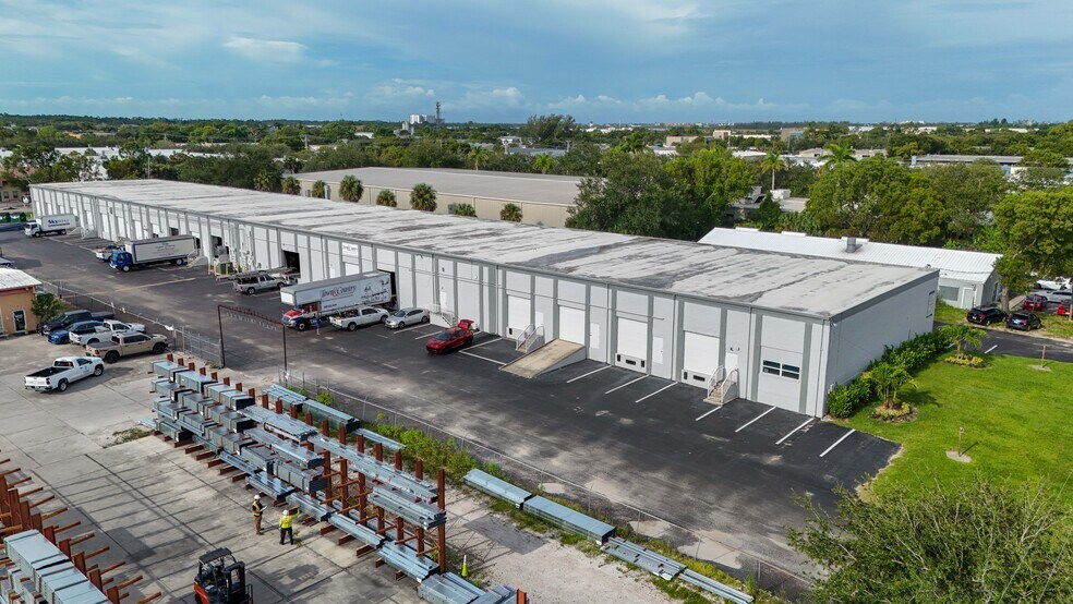 4227 Enterprise Ave, Naples, FL à louer - Photo de l’immeuble – Image 1 sur 3
