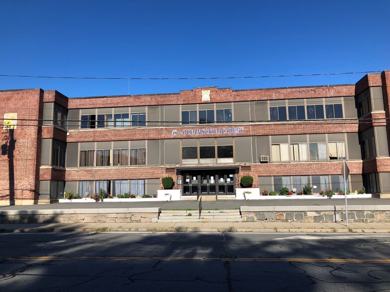 1291 Elmwood Ave, Cranston, RI à vendre - Photo principale – Image 1 sur 11