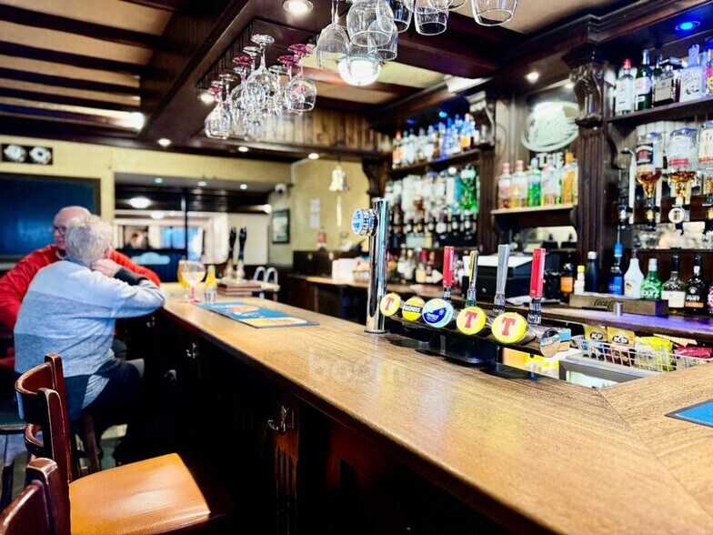 37-39 Main Rd, Beith à vendre - Photo de l’immeuble – Image 2 sur 45