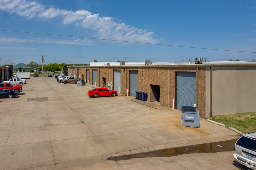 8312 W Reno Ave, Oklahoma City, OK à louer - Photo de l’immeuble – Image 2 sur 19