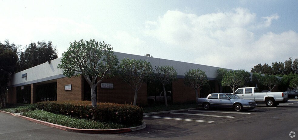 18025 Sky Park Cir, Irvine, CA à louer - Photo de l’immeuble – Image 2 sur 5