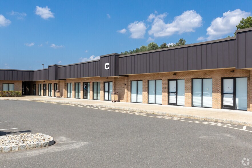 57 Schanck Rd, Freehold, NJ à louer - Photo de l’immeuble – Image 3 sur 8