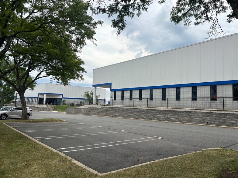 121 W Ethel Rd, Piscataway, NJ à louer - Photo de l’immeuble – Image 2 sur 2