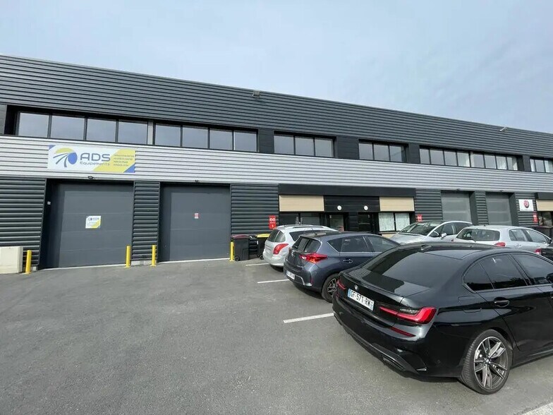 Local d’activités dans Aulnay-sous-Bois à louer - Photo de l’immeuble – Image 1 sur 6