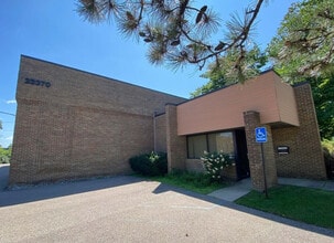 23370 Commerce Dr, Farmington Hills, MI à louer Photo de l’immeuble– Image 1 sur 1