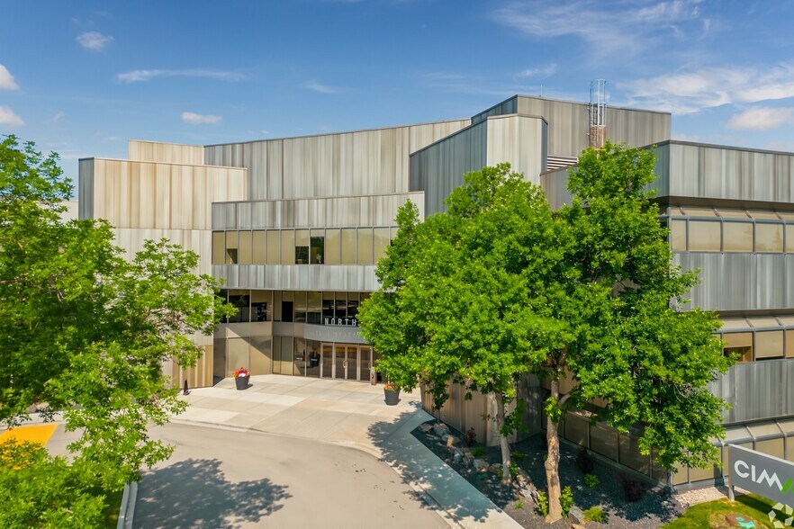 6815 8th St NE, Calgary, AB à louer - Photo de l’immeuble – Image 2 sur 25