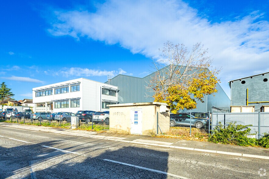 3 Rue Eugène Hénaff, Vénissieux à louer - Photo de l’immeuble – Image 2 sur 4