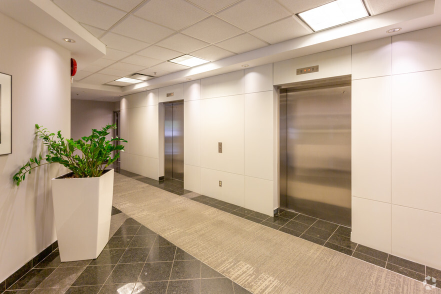 14505 Bannister Rd SE, Calgary, AB à louer - Hall d’entrée – Image 2 sur 7