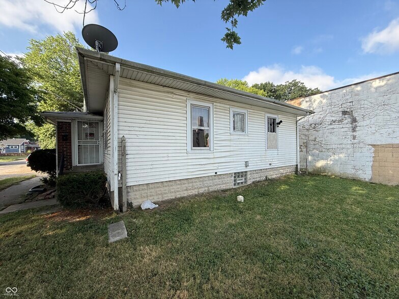 3823 E 10th St, Indianapolis, IN à vendre - Photo de l’immeuble – Image 3 sur 20