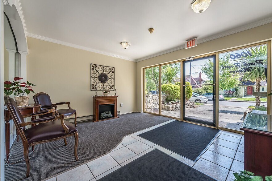 1060 Pakington St, Victoria, BC à vendre - Photo de l’immeuble – Image 2 sur 5