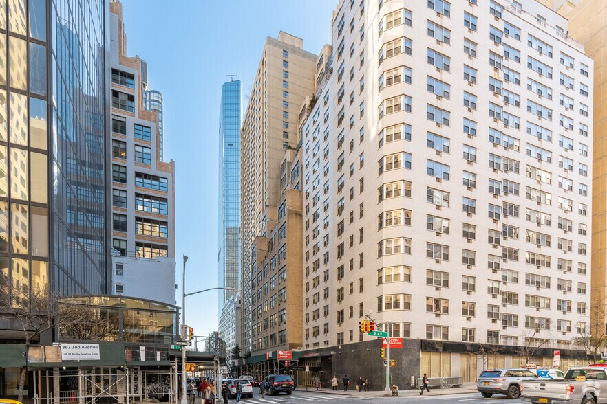 310 E 46th St, New York, NY à louer - Photo de l’immeuble – Image 2 sur 6