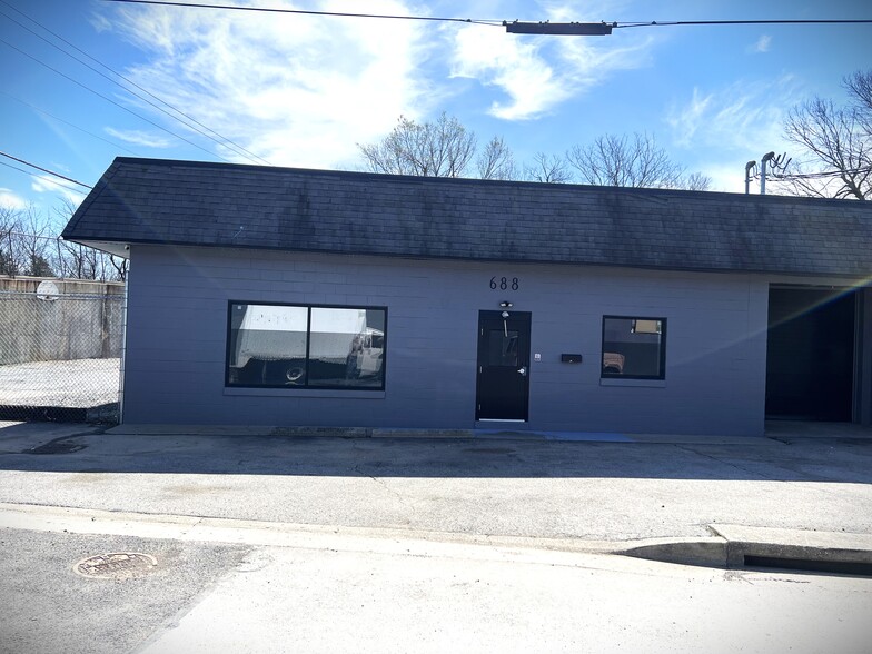 686 Montgomery Ave, Lexington, KY à vendre - Photo de l’immeuble – Image 2 sur 15