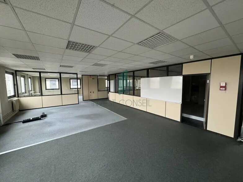 Local d’activités dans Cergy à louer - Photo de l’immeuble – Image 2 sur 6