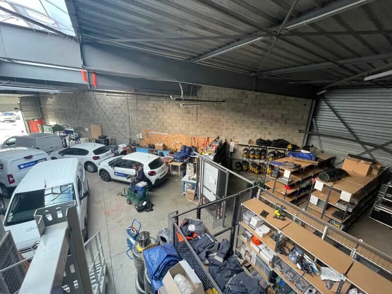Local d’activités dans Feyzin à louer - Photo de l’immeuble – Image 1 sur 9