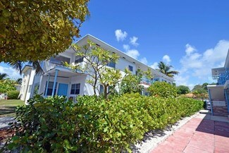 Plus de détails pour 7805 Crespi Blvd, Miami Beach, FL - Logement à vendre