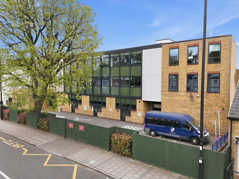 104 Hoppers Rd, Londres à vendre - Photo de l’immeuble – Image 2 sur 16