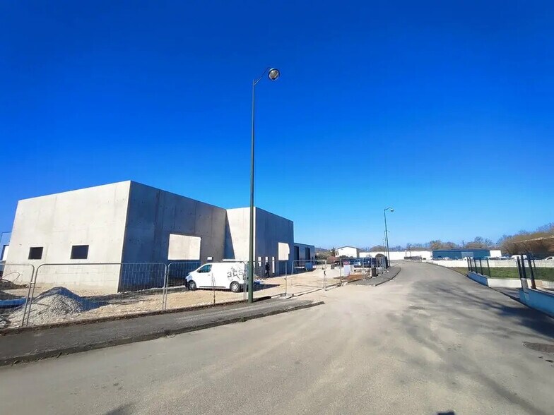 Local d’activités dans Morestel à louer - Photo de l’immeuble – Image 1 sur 4