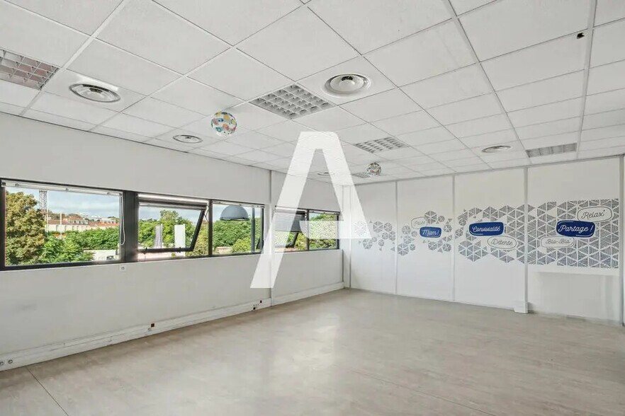 Industriel/Logistique dans Ivry-sur-Seine à louer - Photo de l’immeuble – Image 2 sur 5