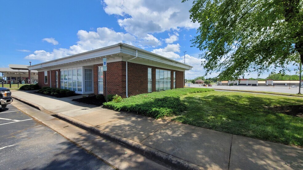 1774 E Dixon Blvd, Shelby, NC à louer - Photo de l’immeuble – Image 2 sur 12