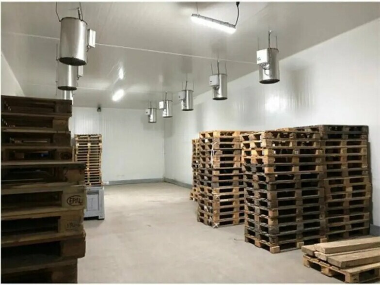 Local d'activités dans Saint-Étienne-du-Bois à vendre - Photo de l’immeuble – Image 3 sur 3