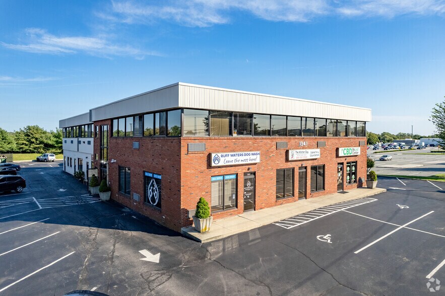 1341 W Main Rd, Middletown, RI à louer - Photo de l’immeuble – Image 3 sur 5
