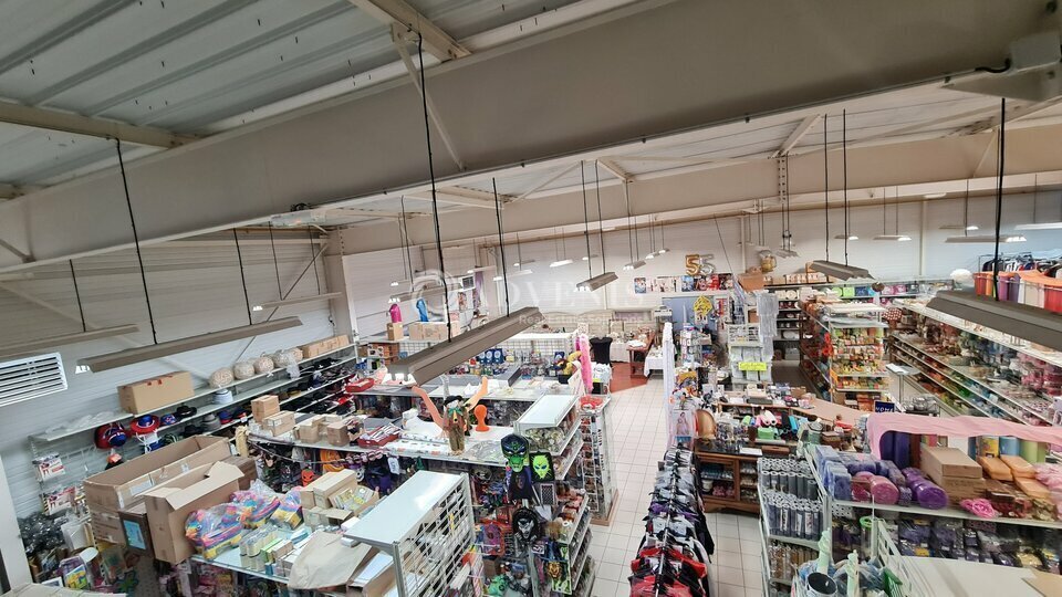 Local commercial dans Hillion à louer Photo de l’immeuble– Image 1 sur 13