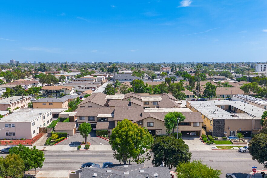 918 Romneya Dr, Anaheim, CA à vendre - Photo de l’immeuble – Image 2 sur 25