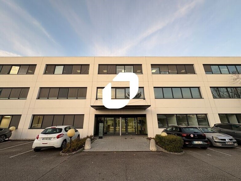 23 Rue Maryse Bastié, Bron à louer - Photo de l’immeuble – Image 3 sur 10