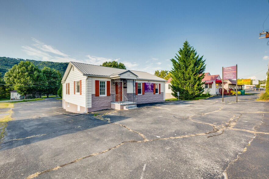 1119 N Main Ave, Erwin, TN à louer - Photo de l’immeuble – Image 3 sur 31