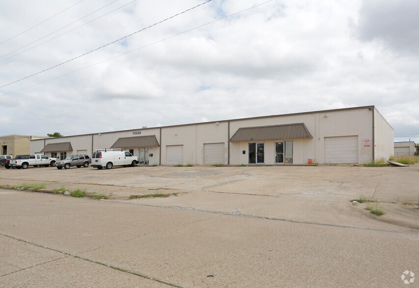 11530 Chairman Dr, Dallas, TX à louer - Photo de l’immeuble – Image 2 sur 4