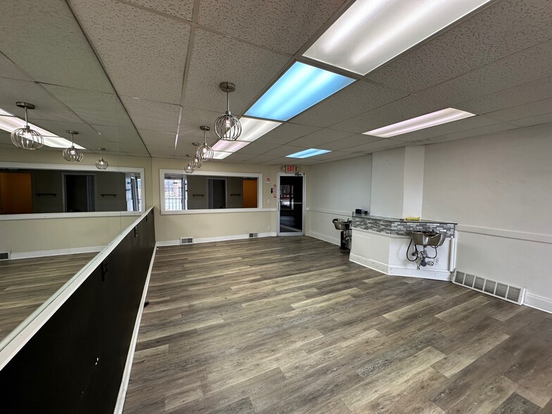 22048 Lake Shore Blvd, Euclid, OH à louer - Photo de l’immeuble – Image 3 sur 5