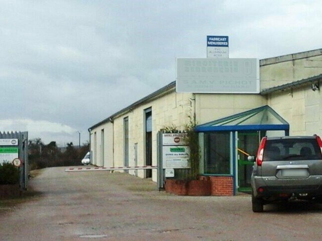 Plus de détails pour Local d'activités à louer