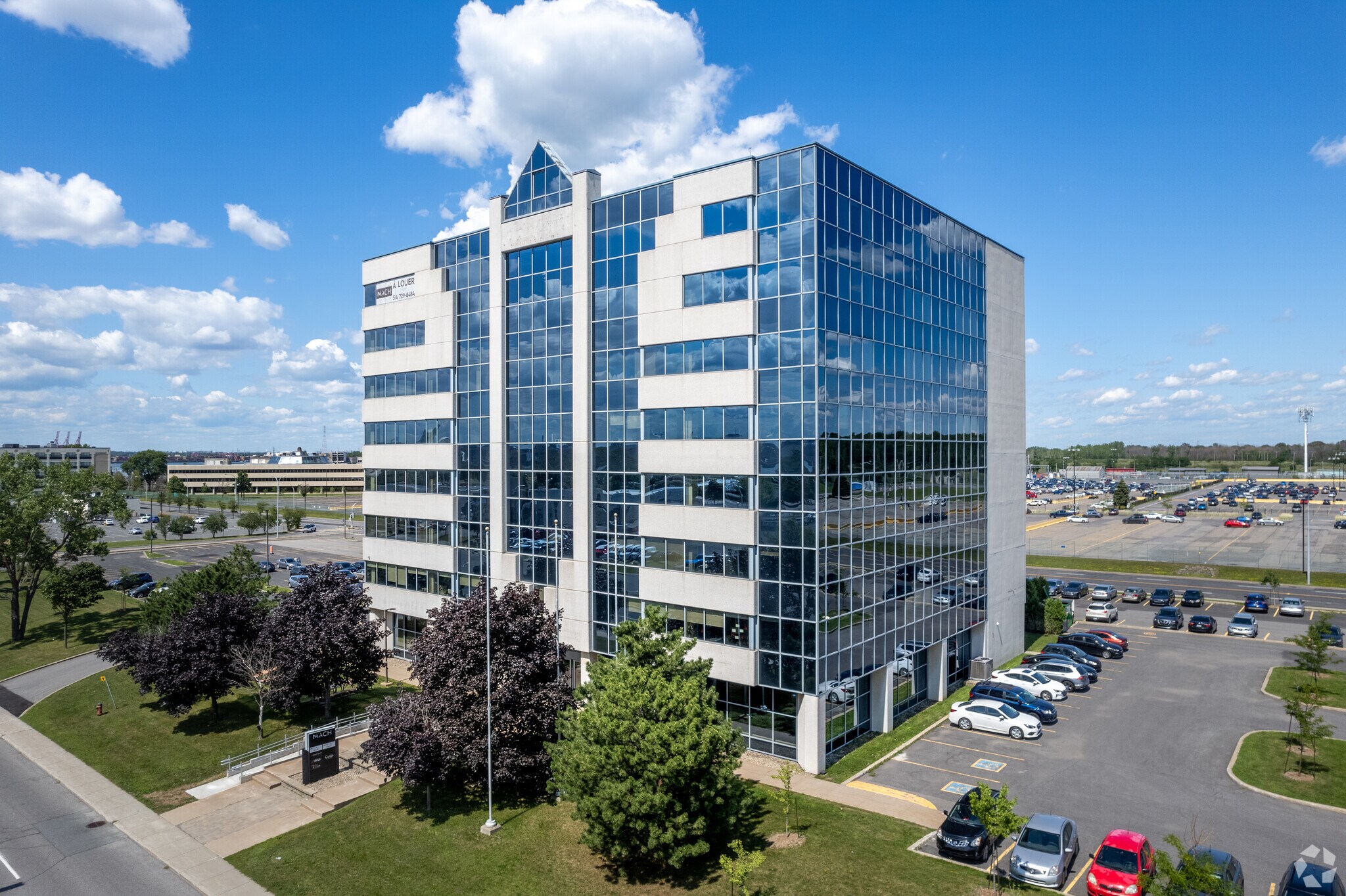 101 Boul Roland-Therrien, Longueuil, QC à louer Photo principale– Image 1 sur 13