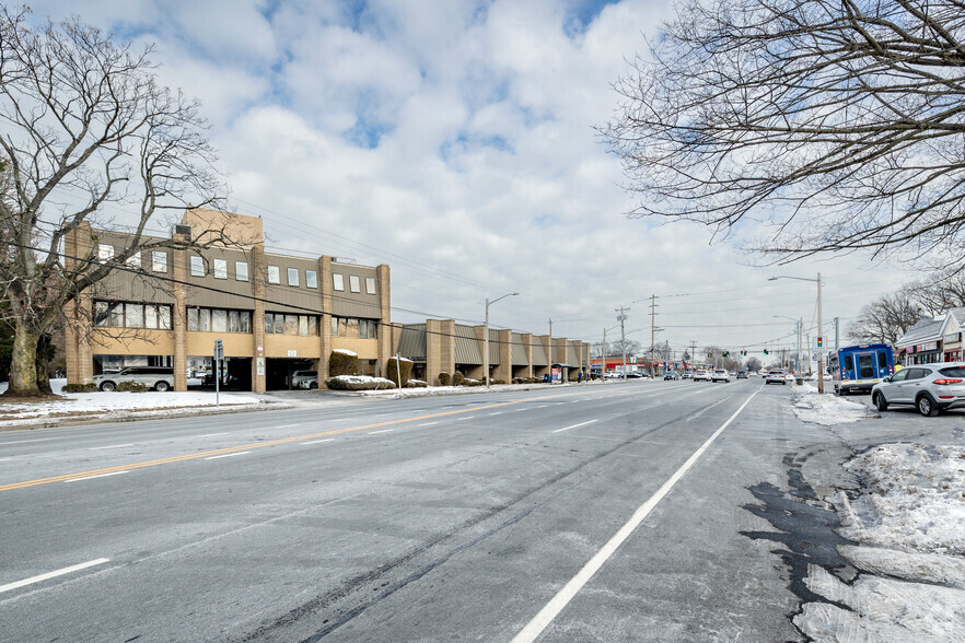 1575 Hillside Ave, New Hyde Park, NY à vendre - Photo de l’immeuble – Image 2 sur 8