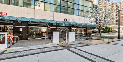384 Yonge St, Toronto, ON à louer Photo de l’immeuble– Image 2 sur 10